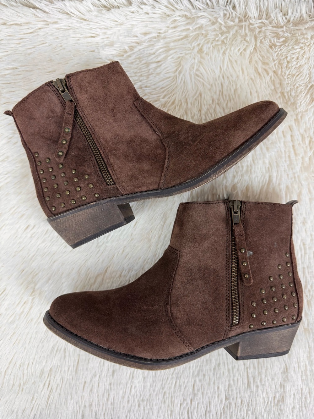 White Mountain Chocolate Brown Suede Low Heel Studded Ankle Boots 9 Western Chic